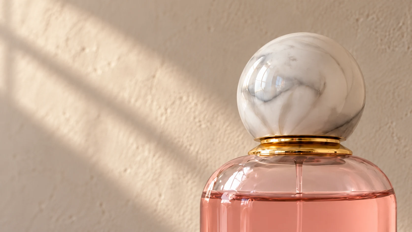 Detalle del tapón y el cristal del frasco Pink Dubai