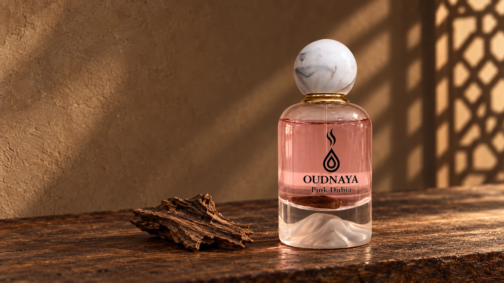 Frasco Pink Dubai con madera de oud y una cálida luz arquitectónica