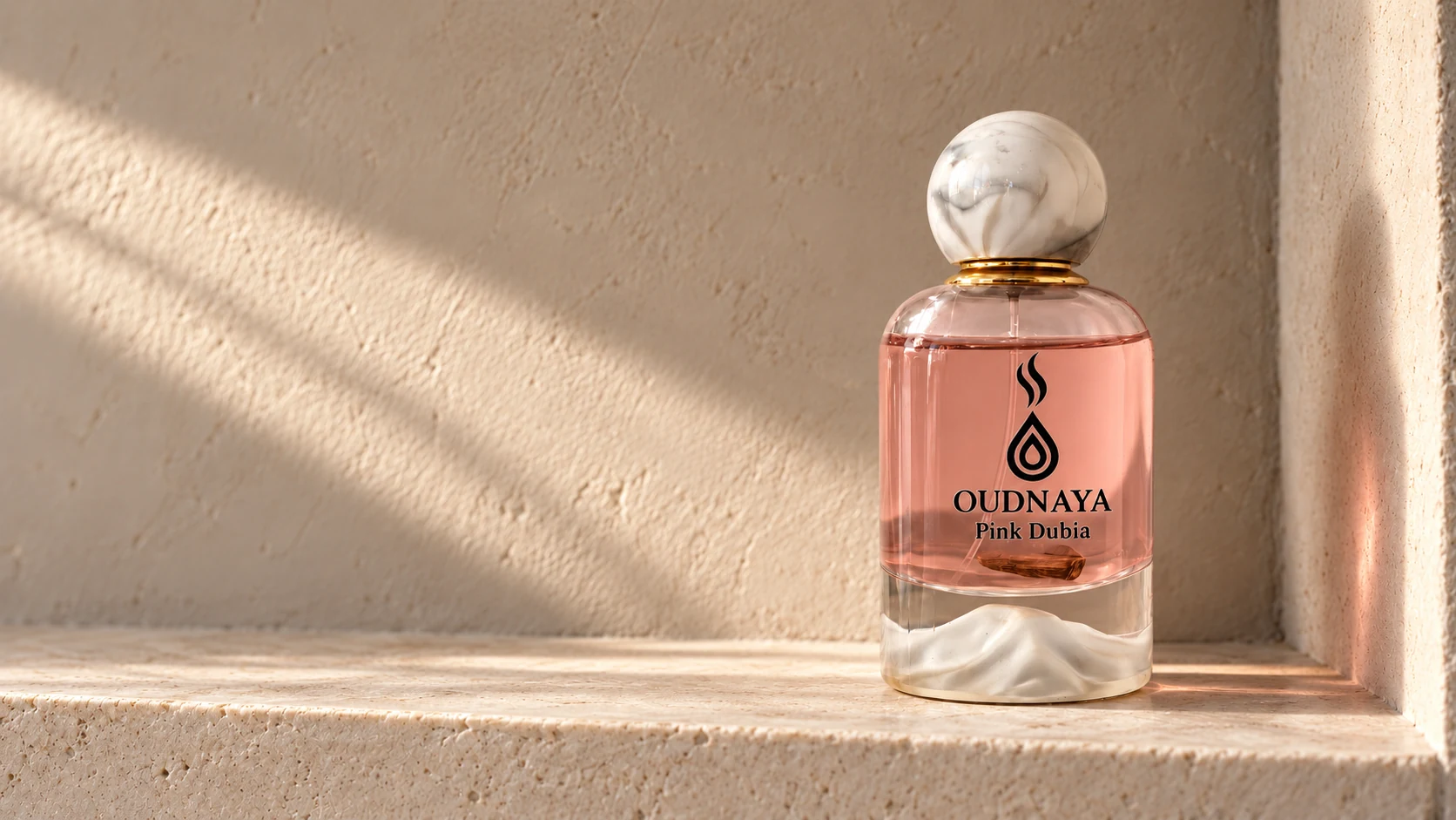 Frasco Pink Dubai sobre una repisa de piedra bañada de luz cálida